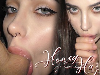 Russian ИДЕАЛЬНАЯ СОСЕДКА ОТСОСАЛА ВО ВРЕМЯ ПРОСМОТРА ФИЛЬМА. HONEY HAZE