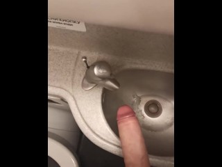 En Lugares Inusuales - Masturbación Rápida En El Baño Del Avión