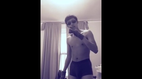 Slanke Aziatische tiener verstopt een fles in zijn ondergoed