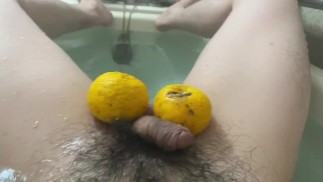 Un garçon japonais jouant avec un pénis dans le "bain Yuzu" traditionnel japonais