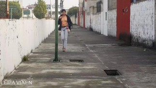 Jeans déchirés et pisser en plein air