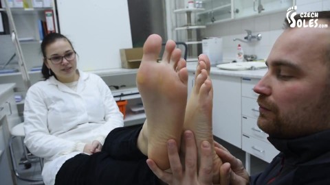 Foot lover adore les gros pieds nus d’un pharmacien mignon (adoration des pieds, gros pieds, semelles tchèques, orteils)