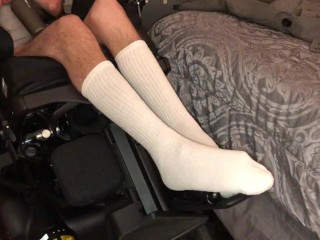 Quadriplegische Voeten Schudden in Witte Sokken