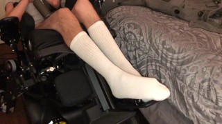 Quadriplegische voeten schudden in witte sokken