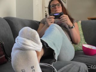 Footfetish_Ignore Cam Bare Feet. Netflix and Chill.FrenchDom POV