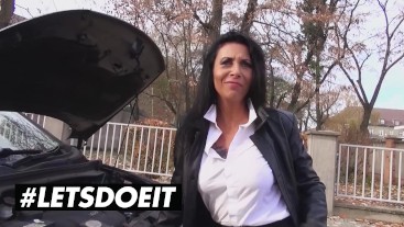 BUMSBUS - Vollbusige MILF Lady Paris freut sich auf tolle Outdoor-Schwanzreit-Session - LETSDOEIT