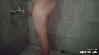 成熟した男はセクシーなシャワーを浴びて、彼は自慰行為をします。