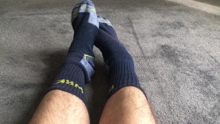 Casa do trabalho até cheirar minhas meias e adorar meus próprios pés suados e saborosos - MANLYFOOT 🤤 🧦
