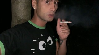 Kouření Cigarety Při Škubání A Cumming Venku