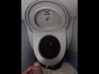 飛行機で放尿する若いイタリア人