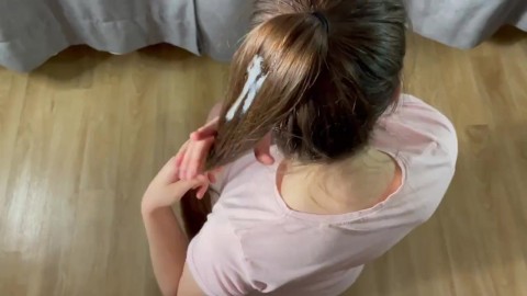 女の子は豪華な髪に精子をこすります。DanaKiss