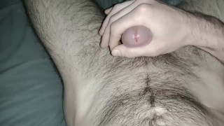 Bordeando mi polla - precum - chico gimiendo y corriéndose duro!