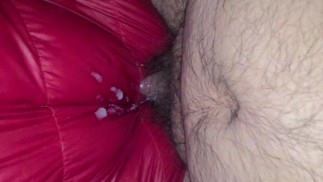 Коренастый парень в маске трахает сумку. С очень счастливым концом. 