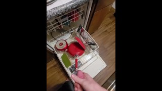 Мочитесь на чистую посуду, прежде чем убрать ее