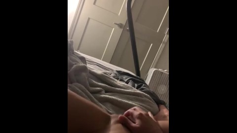 Fat Pussy Teen frottant le clitoris et parlant Nasty