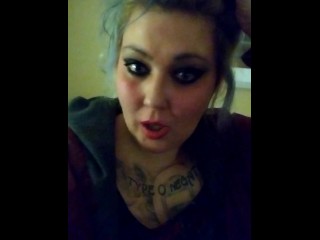 В розовом платье