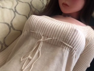 B. 整洁的女孩卷起毛线衫，露胸，脱内裤，射精SEX，22岁，用爱娃娃恢复性生活，米色针织Riho，玩具自慰，可爱的日本巨乳cosplay