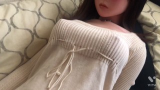 B. Ein hübsches Mädchen rollt einen Pullover aus Garn hoch, entblößt ihre Brüste, zieht ihr Höschen