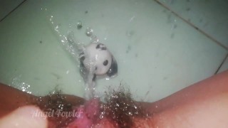 Lucky Panda reçoit une énorme douche dorée de ma chatte asiatique poilue