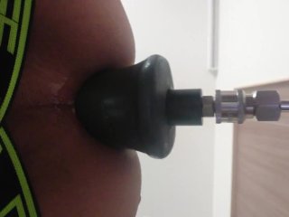 SEXマシーンでディルド。バック下部視点。アナルめくれそう。