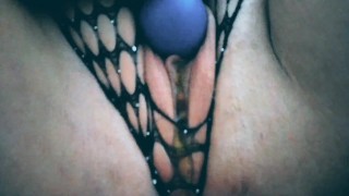 Grandi tette Goth Raven Rose si masturba la figa bagnata con la bambola del sesso di Goth Slut GF