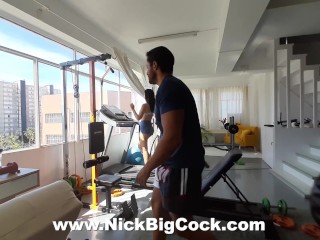 Секс в спортзале с девушкой-подростком, которая действительно любит трахаться в тренажерном зале после кардио