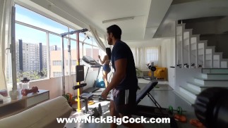 Секс в спортзале с девушкой-подростком, которая действительно любит трахаться в тренажерном зале после кардио