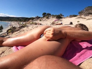 Desnuda Con un Sextoy En El Culo me Lucho En La Playa Pública, me Sorprende un Viejo Voyeur
