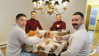 淘气的年轻小伙子帮助他们的继父做感恩节晚餐和傻事