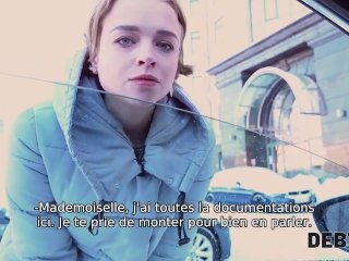 DEBT4k. Un jeune débiteur au visage mignon pense que le sexe vaut mieux que la peine