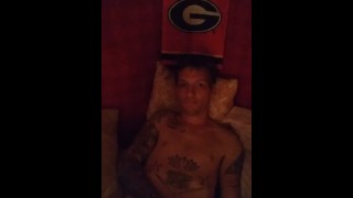 Hot Cara tatuado se masturba provocando sua esposa MILF filmando ele. 