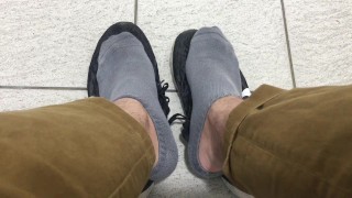 Se qualcuno non viene ad adorare i miei piedi oggi, immagino che dovrò succhiare queste dita dei piedi da solo