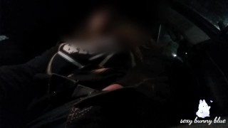 Echte MILF openbare mastubatie in auto kreunend orgasme