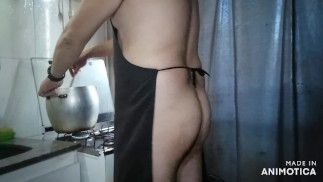 在厨房做裸体的性感男人。
