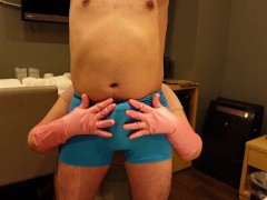 ゴム手袋をした女性に背後からペニスを虐められて気持ちよくなってしまった僕