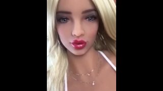 Vidéo de poupées sexuelles déshabillées