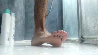 Você gostaria de gozar em meus pés? Banhe-os com seu esperma, por favor! Sexy Feet Boy brinca no chu