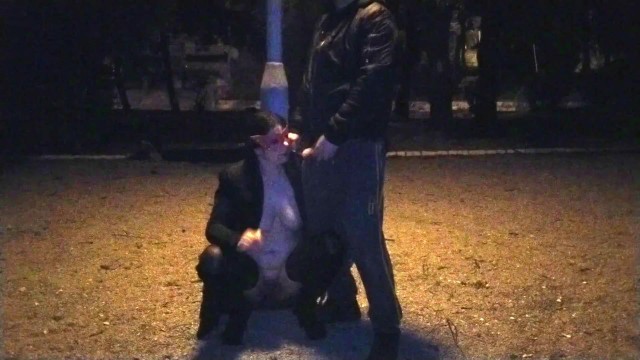 Покорная жена-шлюха берет мою мочу в рот в общественном парке