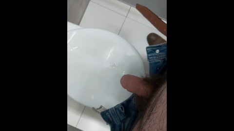 Masturbation dans les toilettes du centre commercial