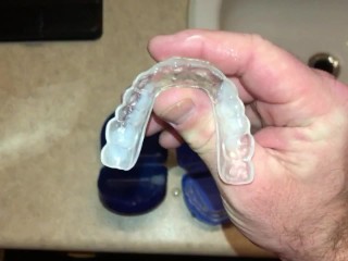 Вставка моей собственной сперме, заполненной ночной охранником, в рот перед сном