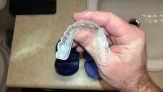 在就寝前将自己充满精液的夜卫插入我的嘴里，这样我就可以整晚品尝精子