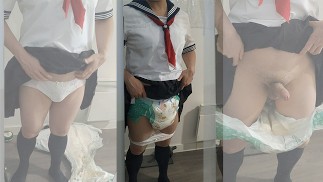 变装者穿着水手服（日本制服）和尿布，然后在填充前在镜子上射精
