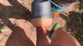 Фонарик трахается на дереве на публике