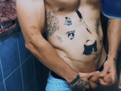Jerking off in shower room en huge cum post orgasm