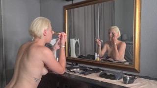 Сексуальная блондинка делает макияж голышом перед зеркалом | сексуальное позирование