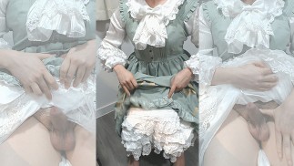 Crossdresser trägt ein grünes Girly-Kleid und eine Periodenhose, dann wichst du