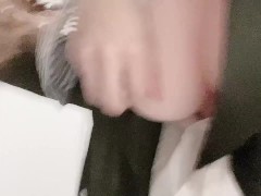 玄関でエッチしちゃう2人、声を出さないように手で口を塞がれながらエッチ - Screenshot 10 of 16 - Hands