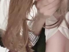 玄関でエッチしちゃう2人、声を出さないように手で口を塞がれながらエッチ