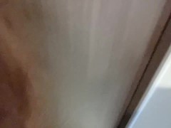 玄関でエッチしちゃう2人、声を出さないように手で口を塞がれながらエッチ - Screenshot 4 of 16 - Closing