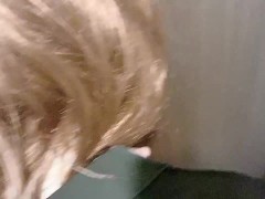玄関でエッチしちゃう2人、声を出さないように手で口を塞がれながらエッチ - Screenshot 7 of 16 - Entrance